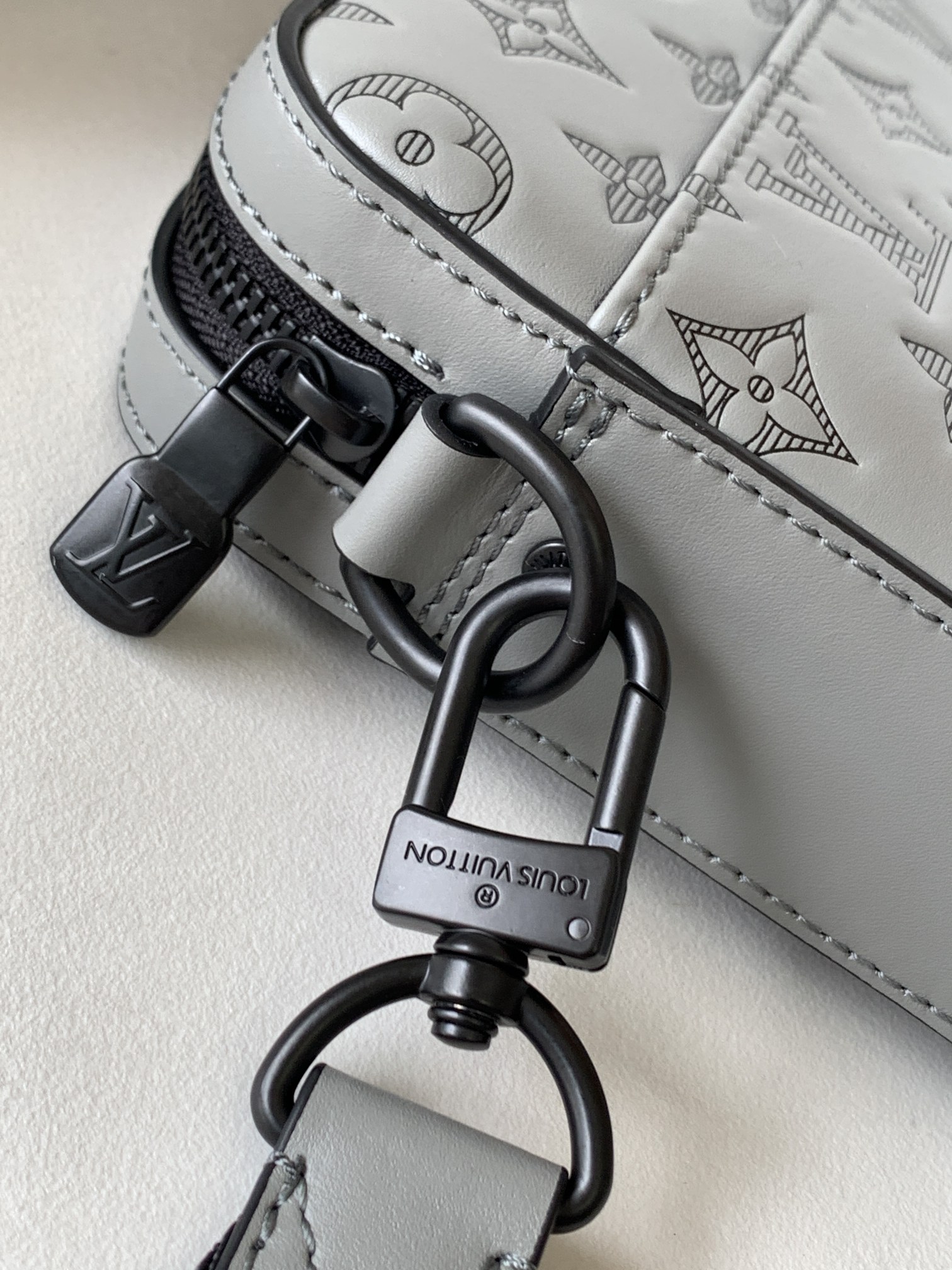 High Quality Luxury Louis Vuitton Trio Messenger Embossed M46104 product detail