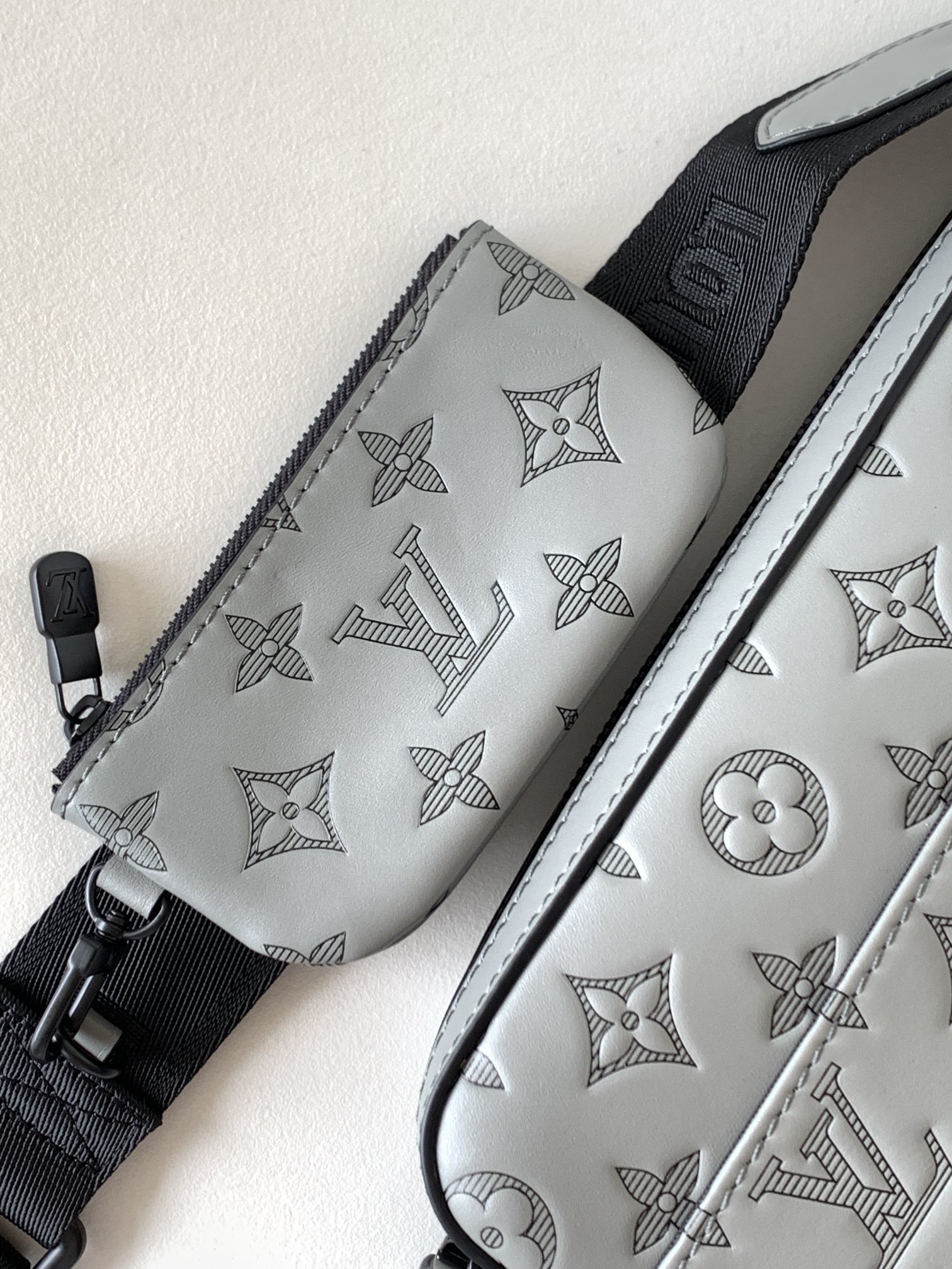 High Quality Luxury Louis Vuitton Trio Messenger Embossed M46104 product detail