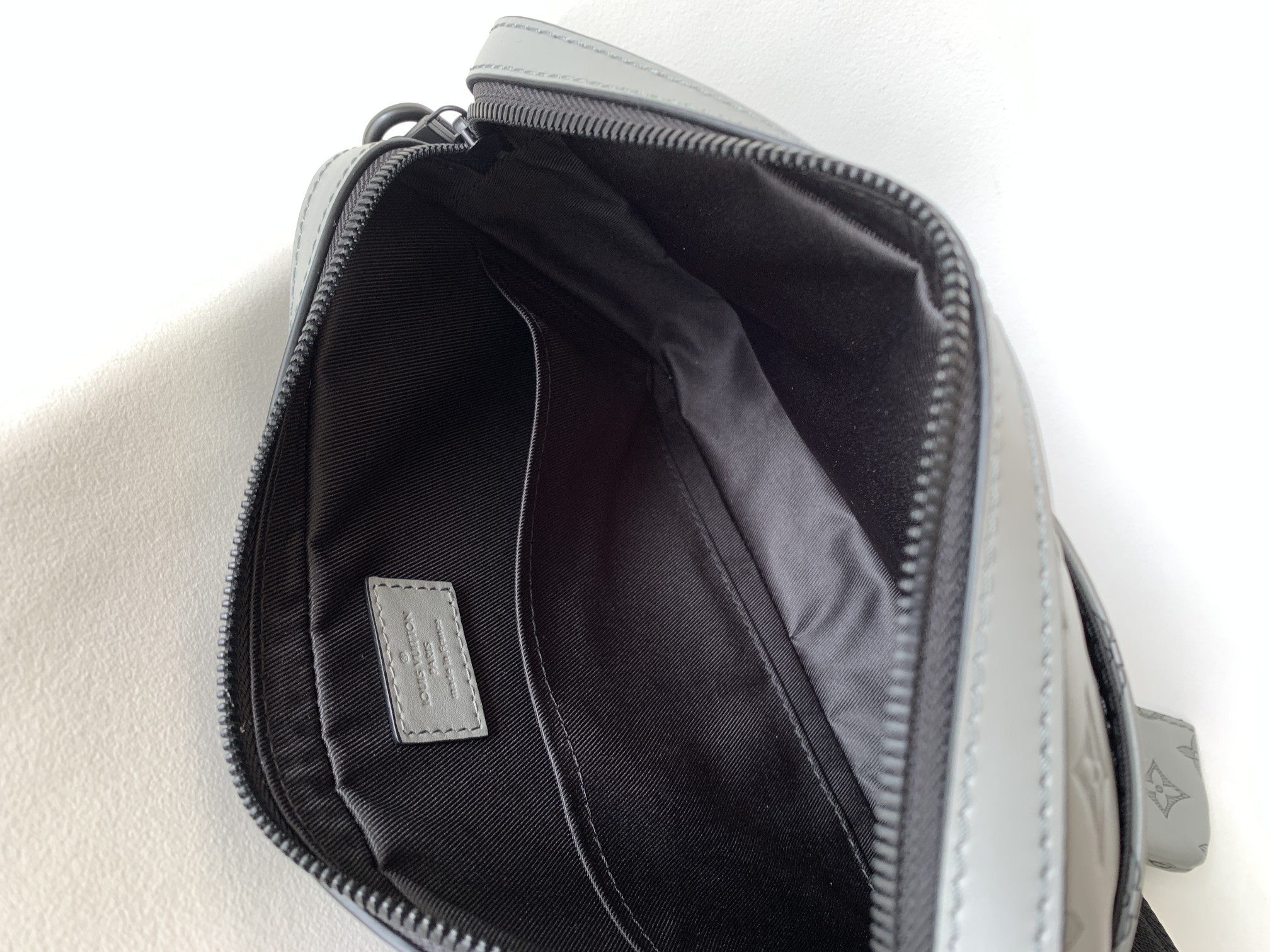 High Quality Luxury Louis Vuitton Trio Messenger Embossed M46104 product detail