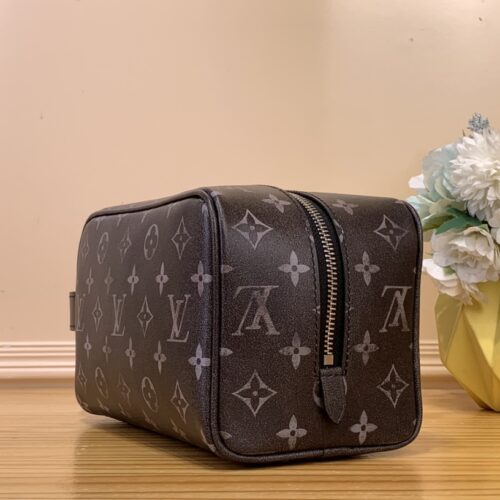 High Quality Luxury Louis Vuitton Locker Dopp Kit M11670 alternate view