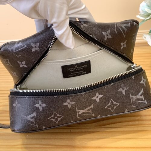 High Quality Luxury Louis Vuitton Locker Dopp Kit M11670 product detail