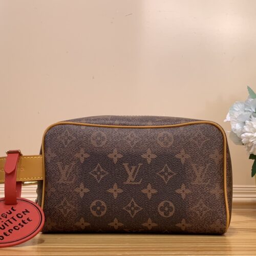 High Quality Luxury Louis Vuitton Locker Dopp Kit M11765