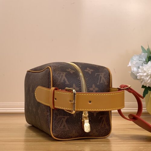 High Quality Luxury Louis Vuitton Locker Dopp Kit M11765 alternate view