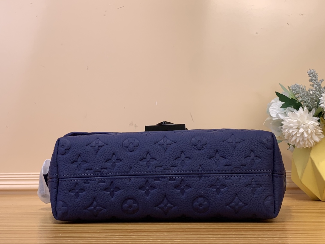 High Quality Luxury Louis Vuitton S-Cape Messenger M11692 product detail