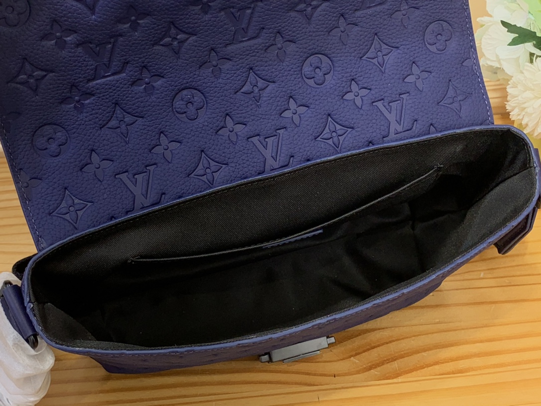 High Quality Luxury Louis Vuitton S-Cape Messenger M11692 product detail