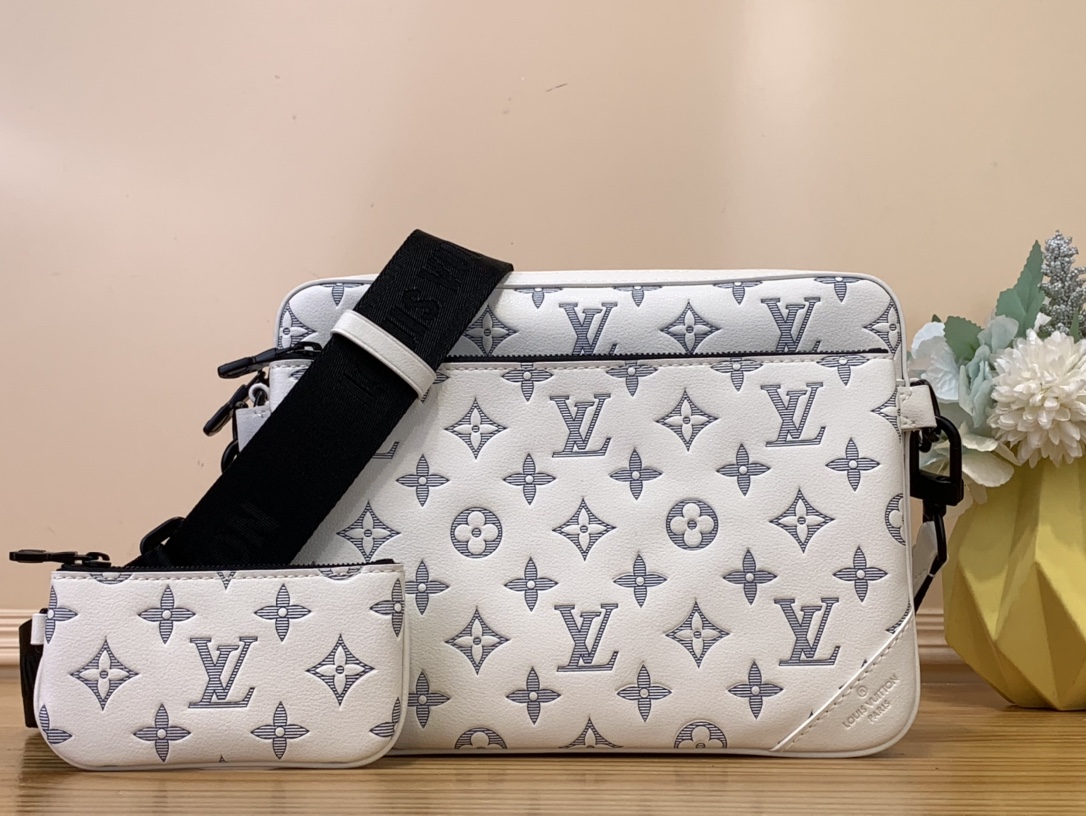 High Quality Luxury Louis Vuitton Trio Messenger M24754