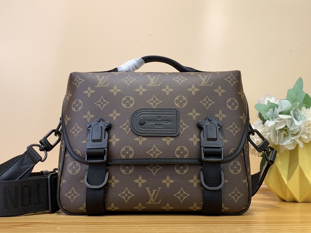 High Quality Luxury Louis Vuitton Trail Messenger M46972