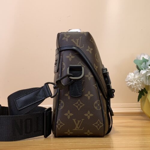 High Quality Luxury Louis Vuitton Trail Messenger M46972 alternate view