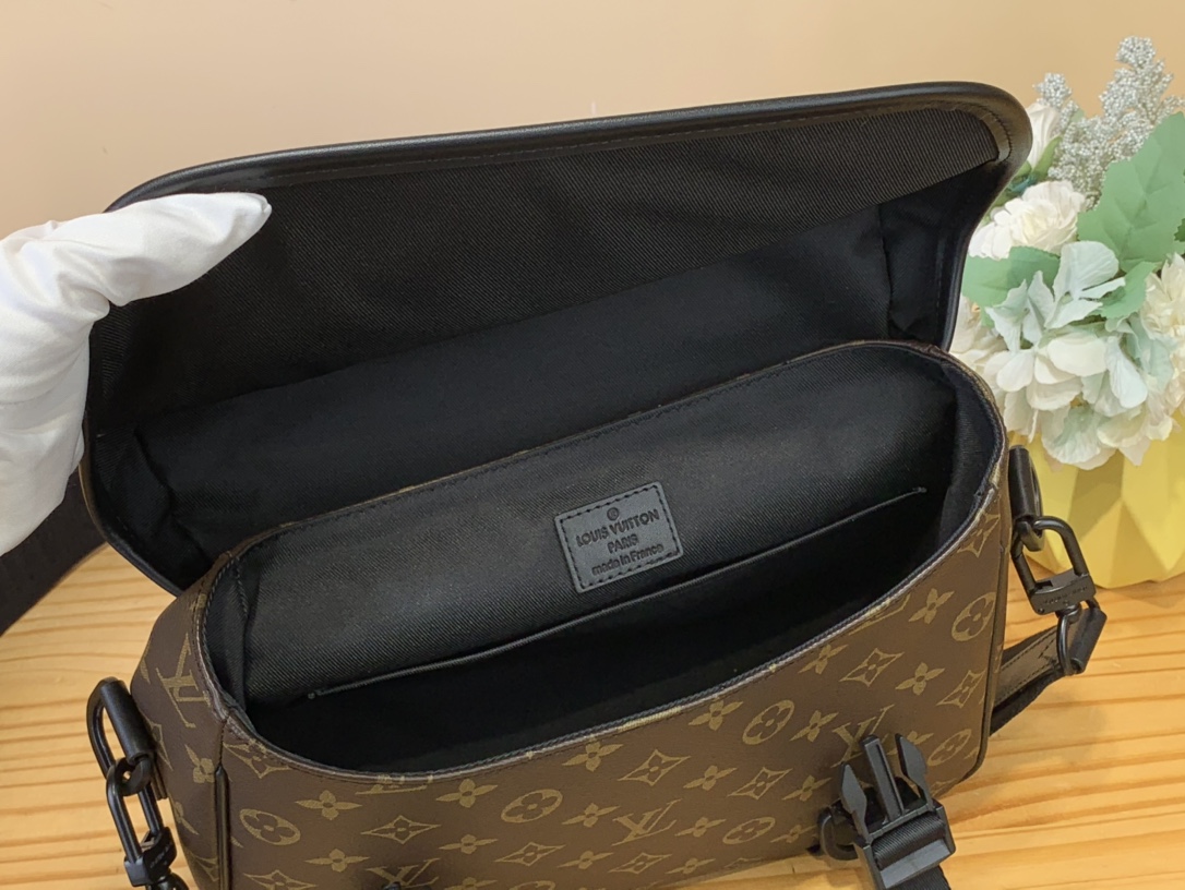 High Quality Luxury Louis Vuitton Trail Messenger M46972 product detail