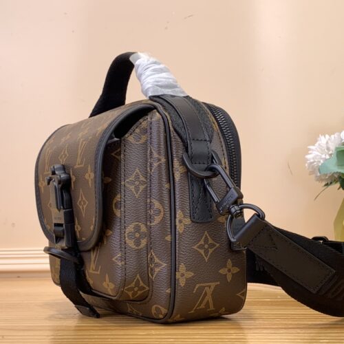 High Quality Luxury Louis Vuitton Quest Messenger M46973 alternate view