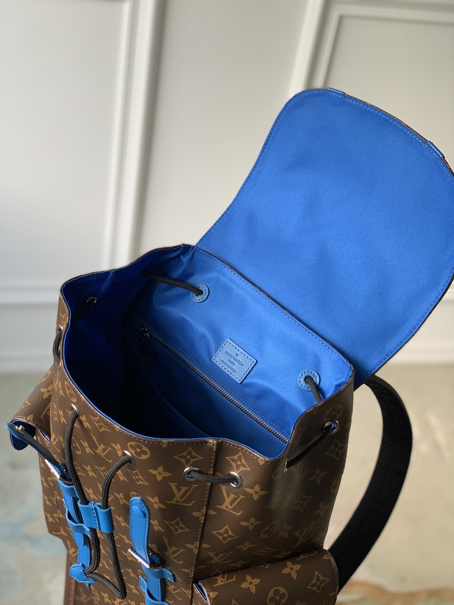 High Quality Luxury Louis Vuitton Christopher MM M46813 product detail
