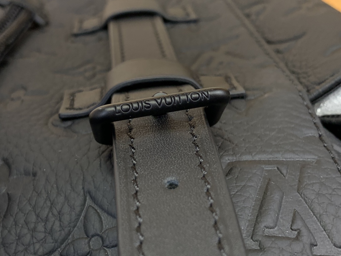 High Quality Luxury Louis Vuitton Christopher MM M55699 product detail