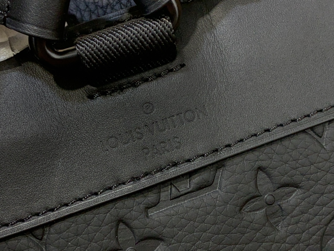 High Quality Luxury Louis Vuitton Christopher MM M55699 product detail