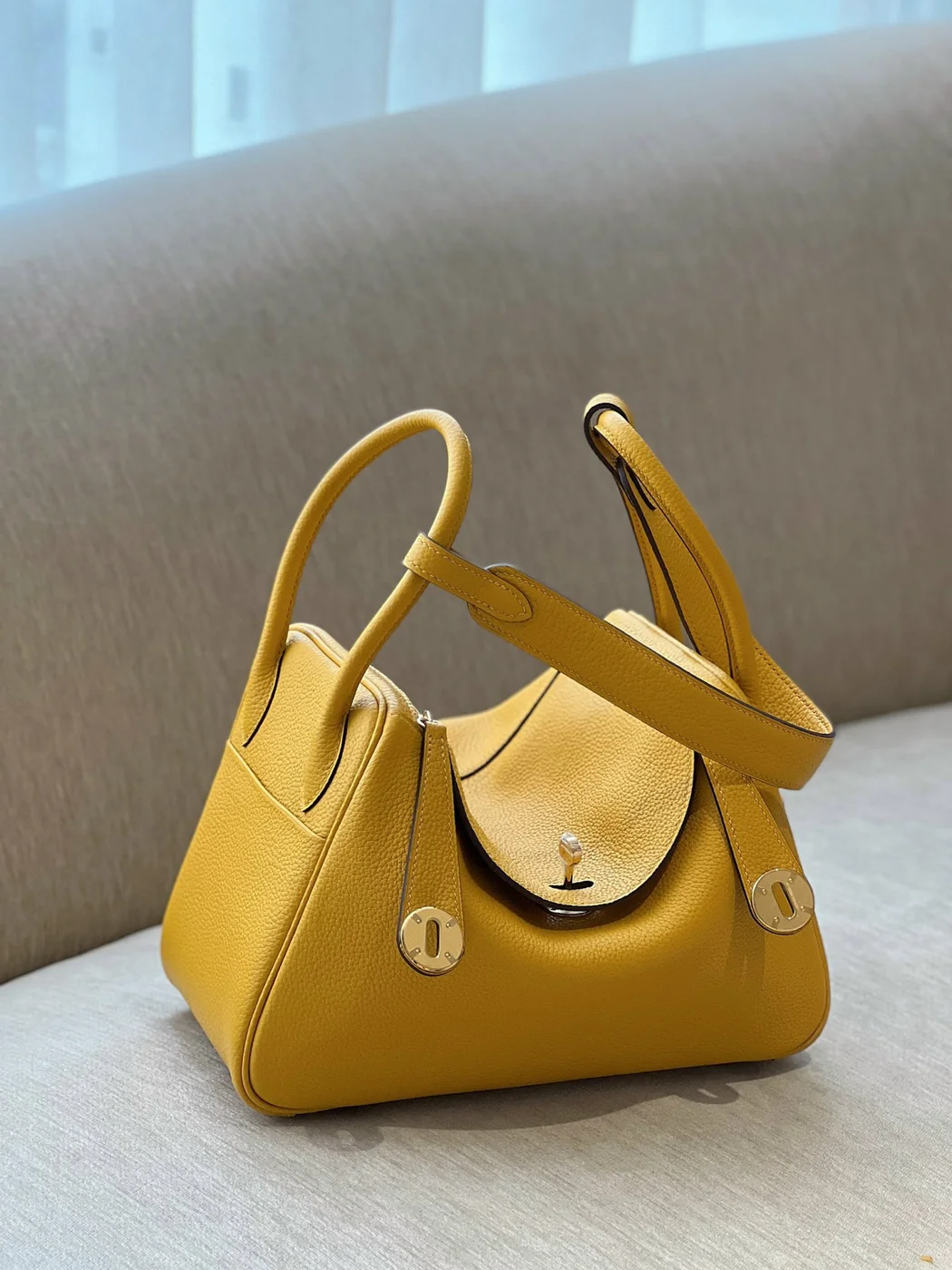 Hermès Lindy 26 Yellow Gold Hardware Bag product view 7