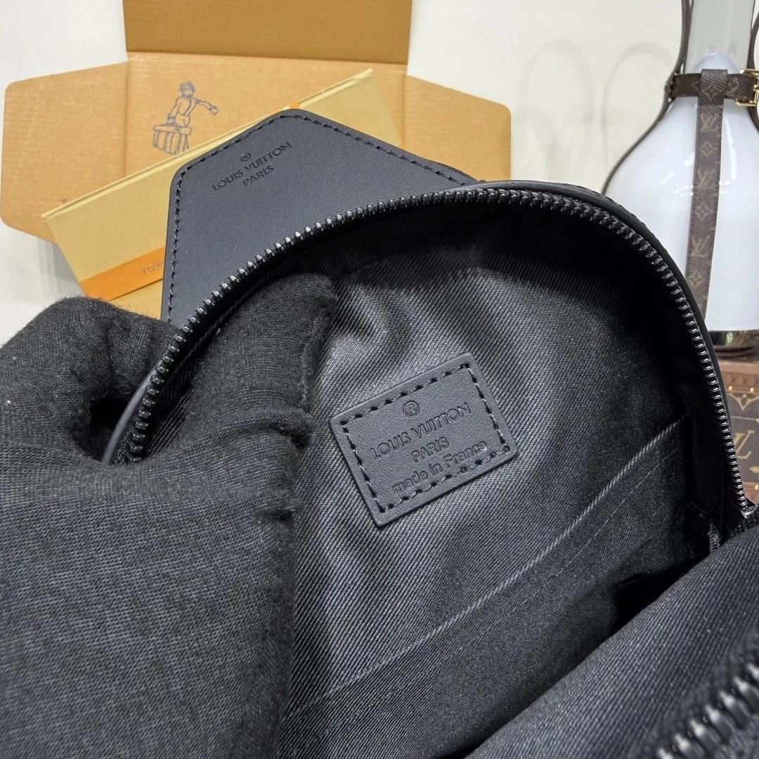 Louis Vuitton Avenue pm Crossbody bag in Taurillion Monogram product view 5