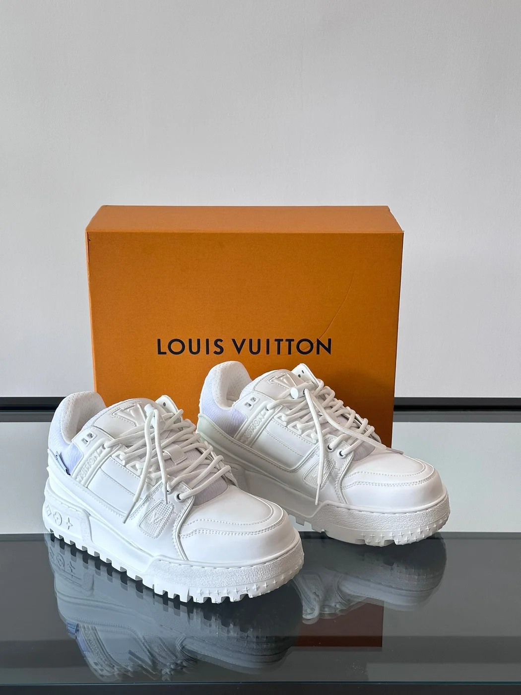 Louis Vuitton Men White Leather Sneakers product view 3