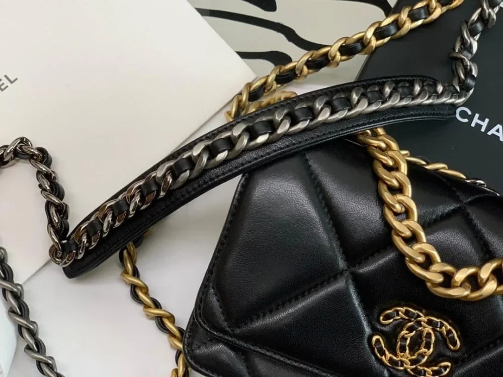 Chanel 19 wallet on chain in shiny lambskin Bag product view 3
