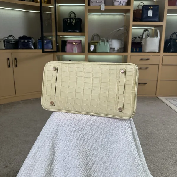 Hermès Birkin 35 cm Crocodile Leather Gold Hardware Bag product view 4