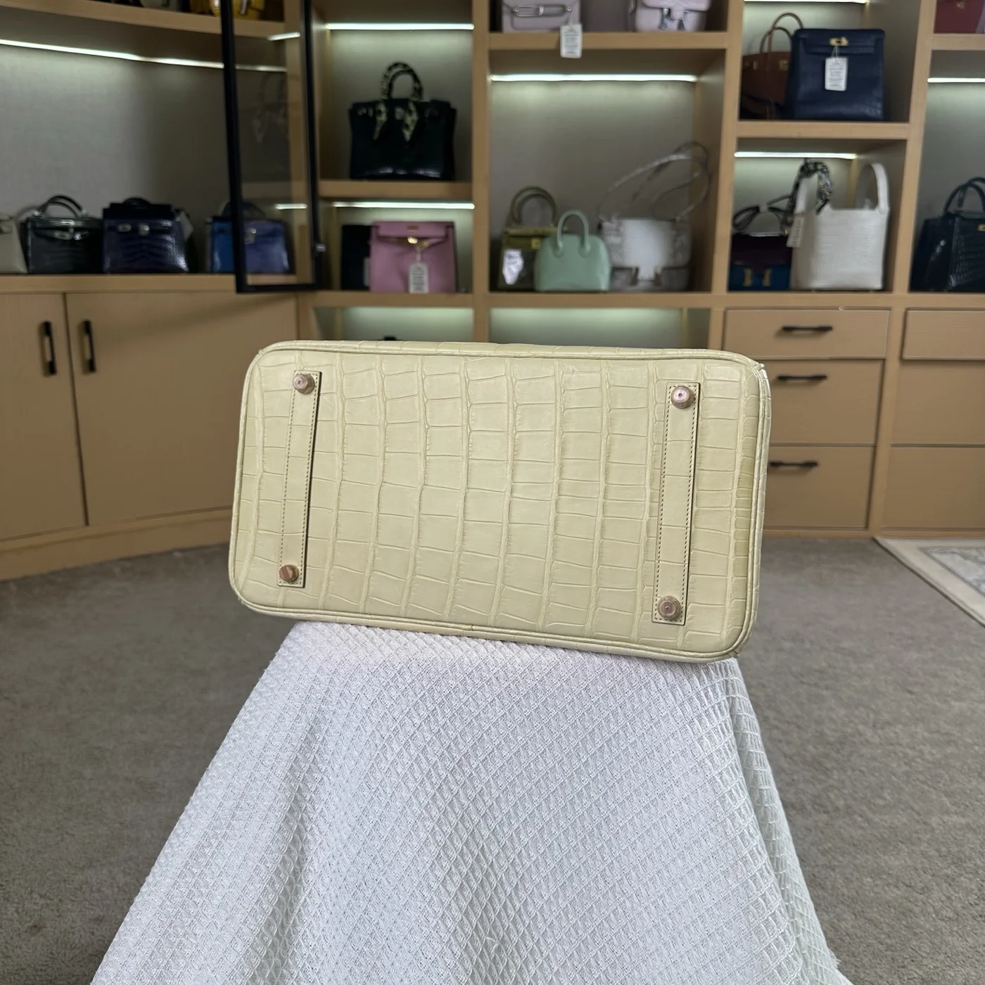 Hermès Birkin 35 cm Crocodile Leather Gold Hardware Bag product view 4