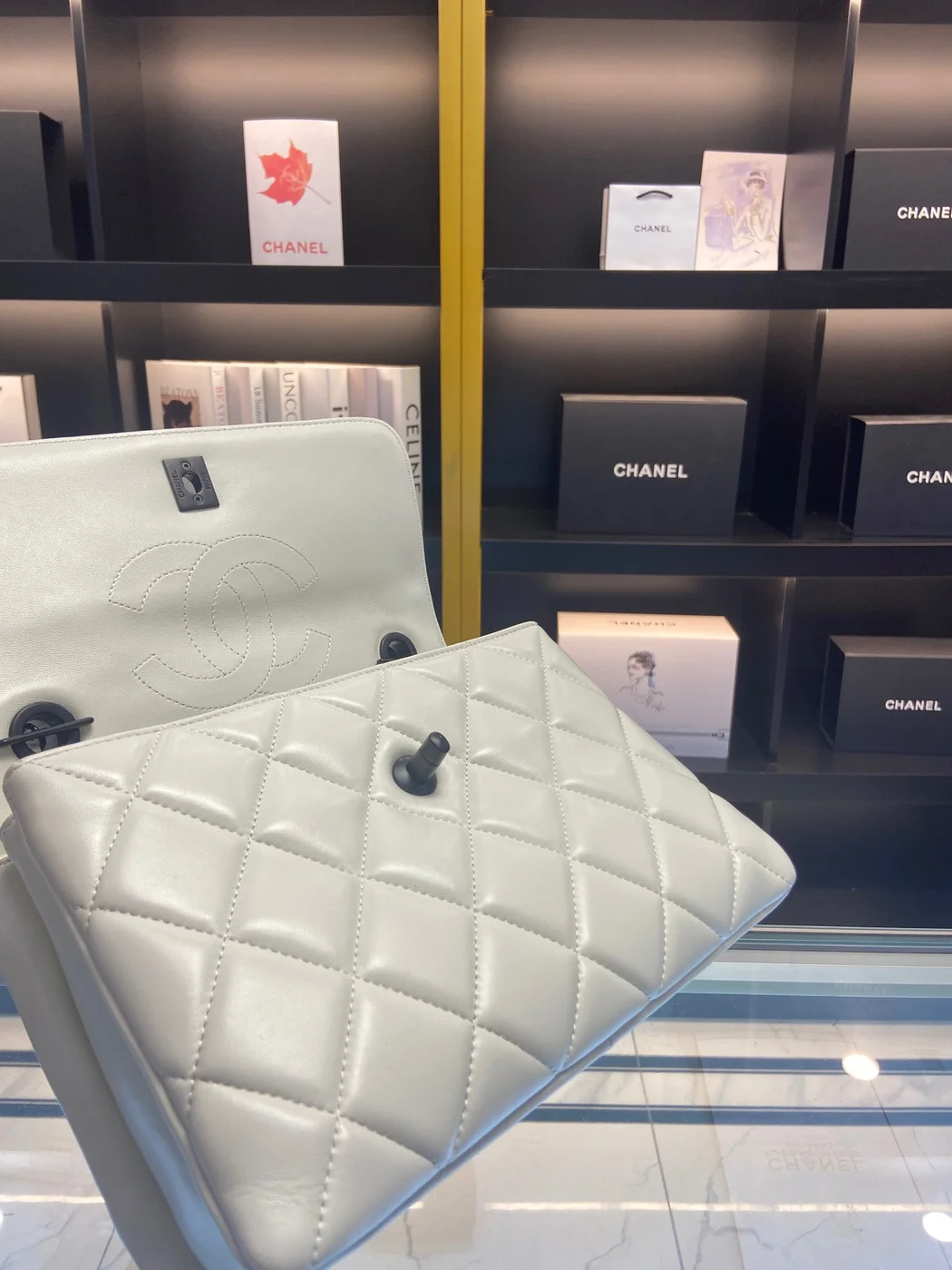 Chanel Trendy White Smooth Leather With Lock Black Handbags 25 cm product view 2