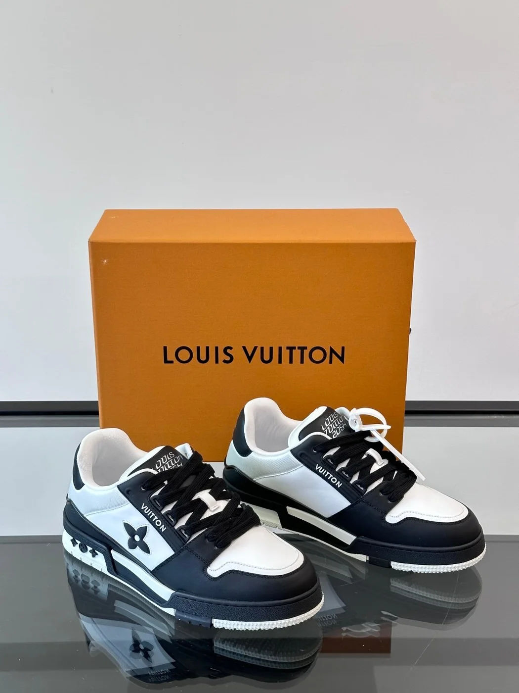 Louis Vuitton Men Black White Leather Sneakers product view 5