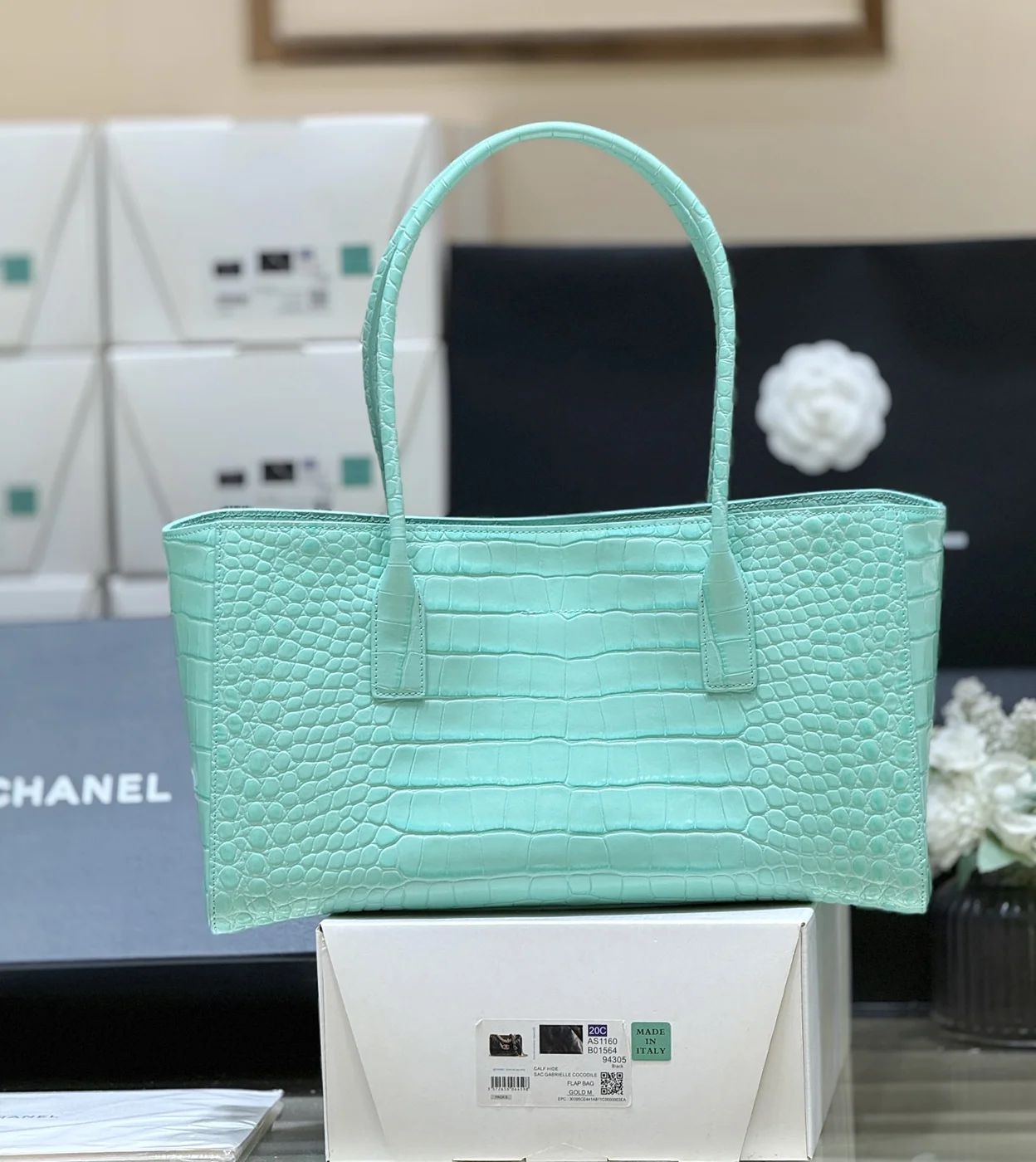 Chanel Tote Mint Green Crocodile Embossed Calfskin Gold Hardware SS26 collection product view 4