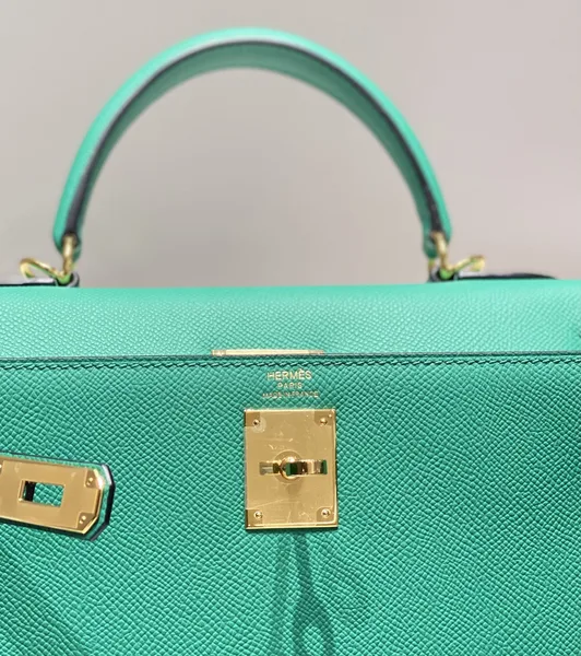 Hermès Kelly 28 cm In Vert Vertigo Epsom Calfskin Gold Hardware Bag product view 8