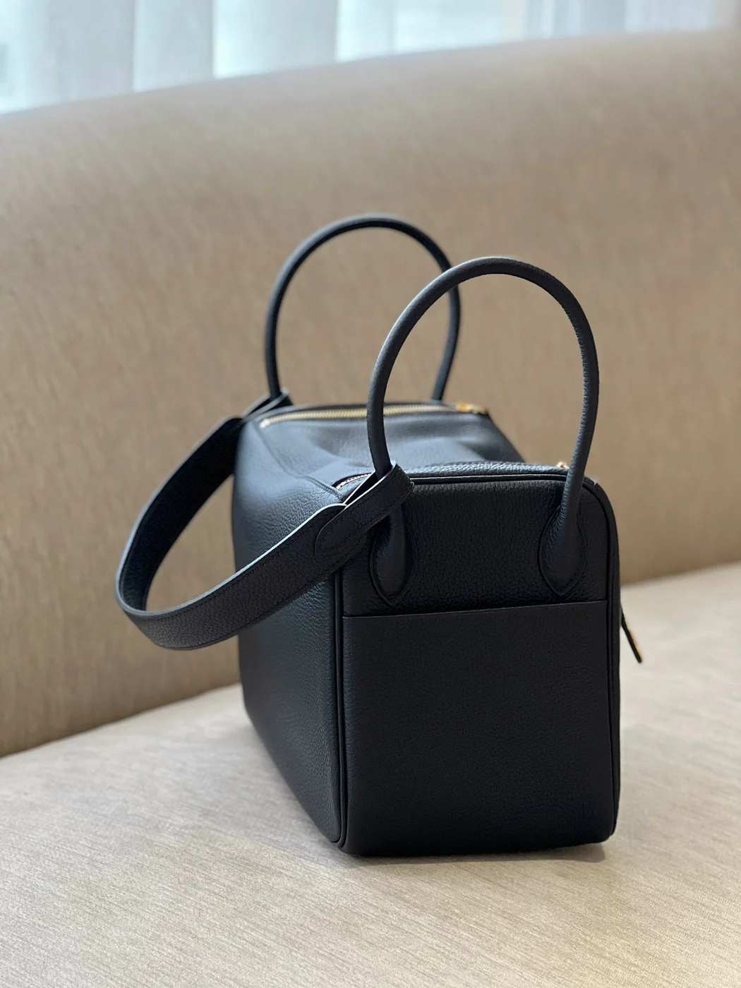 Hermès Lindy 26 Black Gold Hardware Bag product view 4