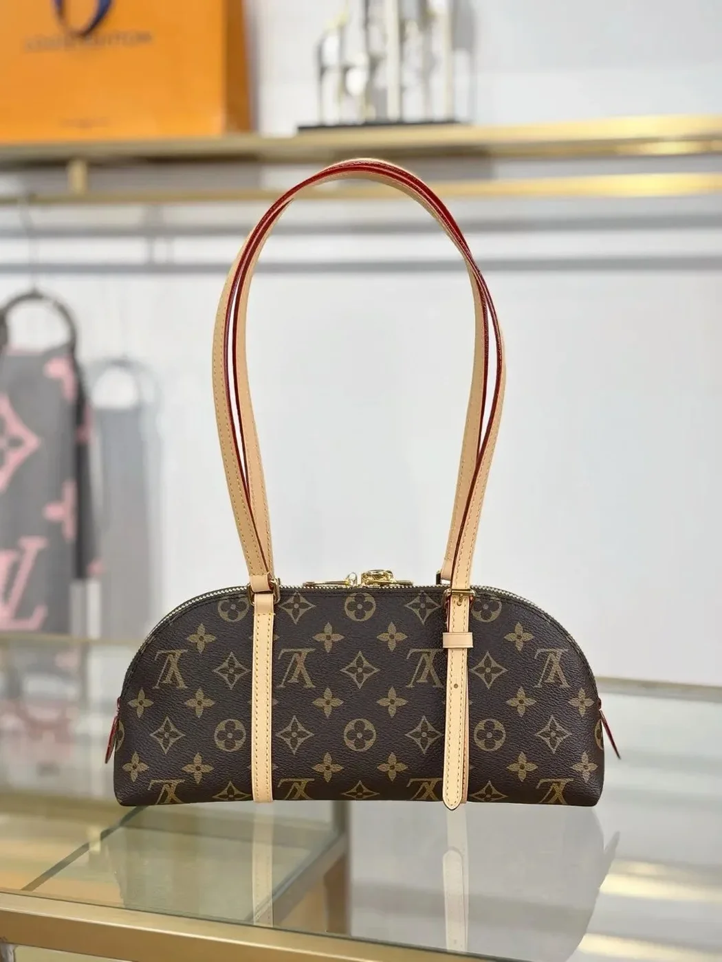 Louis Vuitton Squire East West bag Monogram product view 4