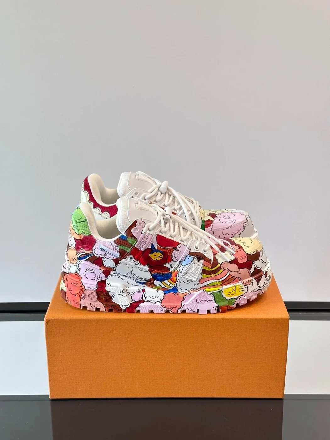 Louis Vuitton Men White Multicolor Leather Sneakers product view 1