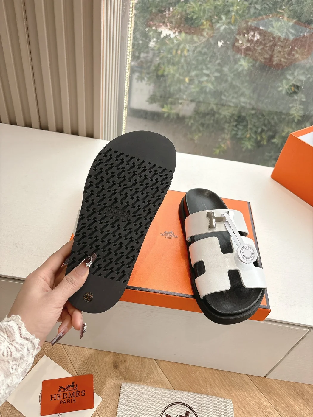 Hermès Women Designer Shoes 050 product view 2