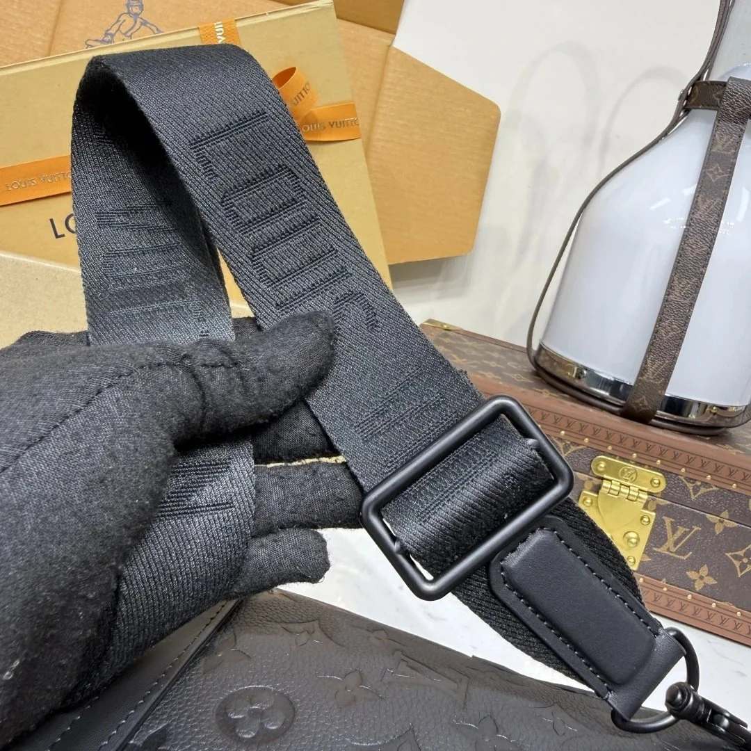 Louis Vuitton Avenue pm Crossbody bag in Taurillion Monogram product view 4