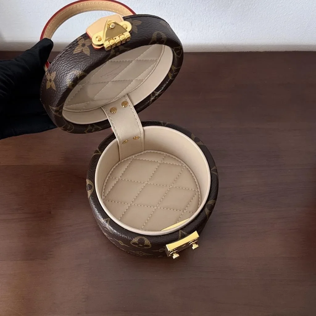 Louis Vuitton Scott M46933 Bag product view 9