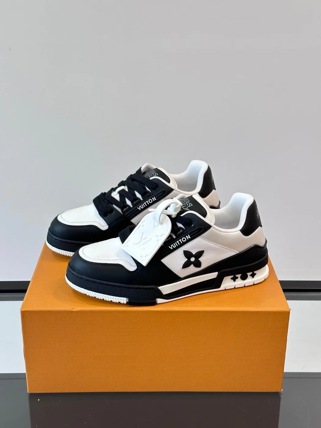 Louis Vuitton Men Black White Leather Sneakers product view 3
