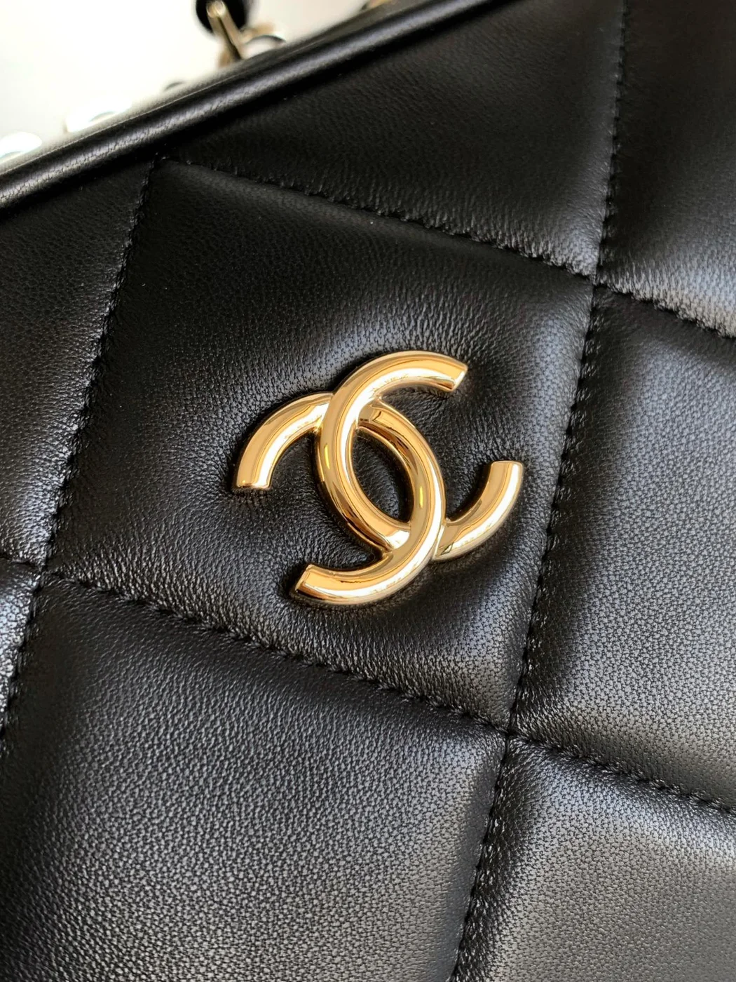 Chanel Black Quilted Lambskin Leather Bag product view 4