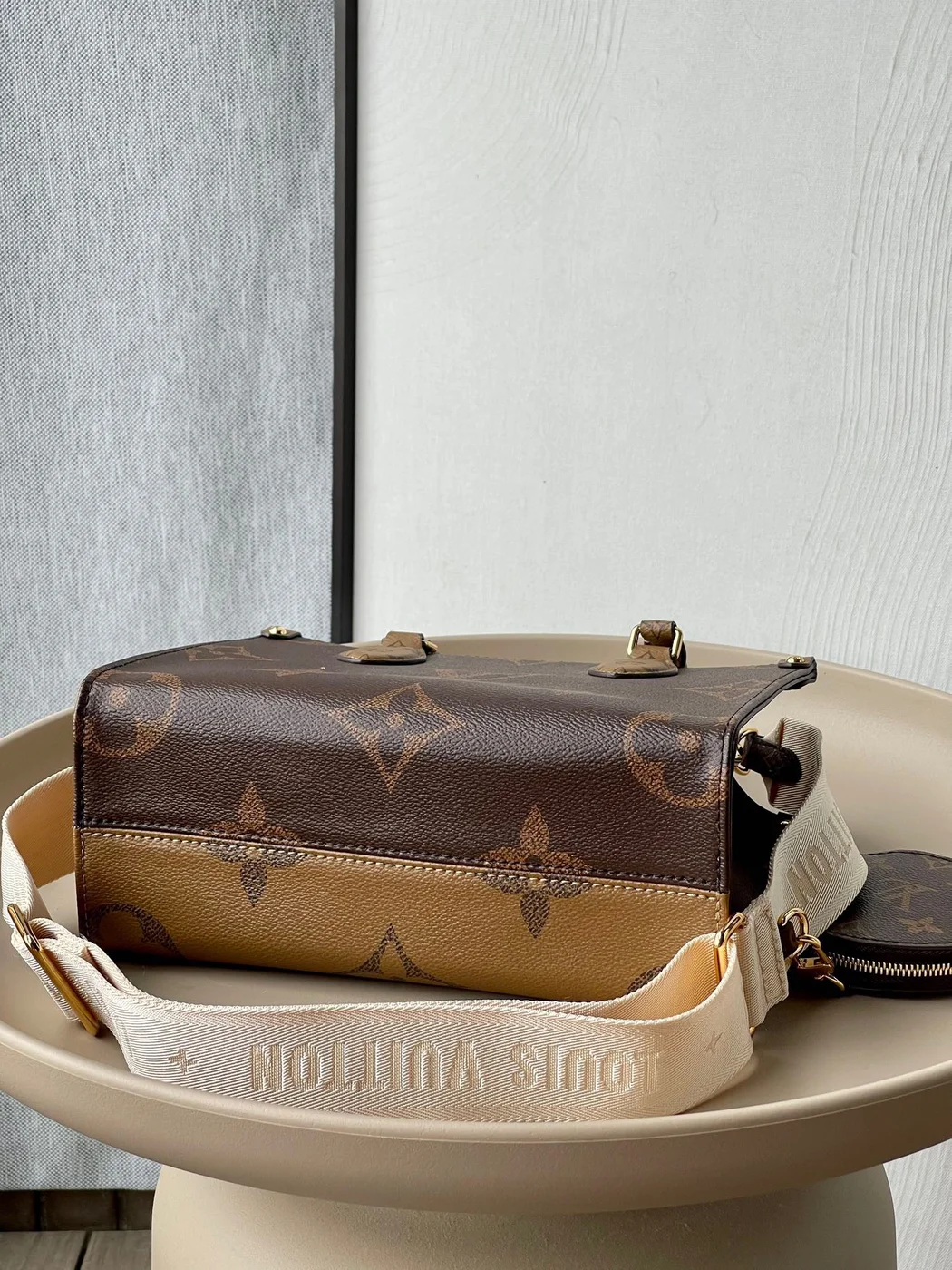 Louis Vuitton On The Go Handbags Louis Vuitton Pattern 25x19x11.5 cm product view 3