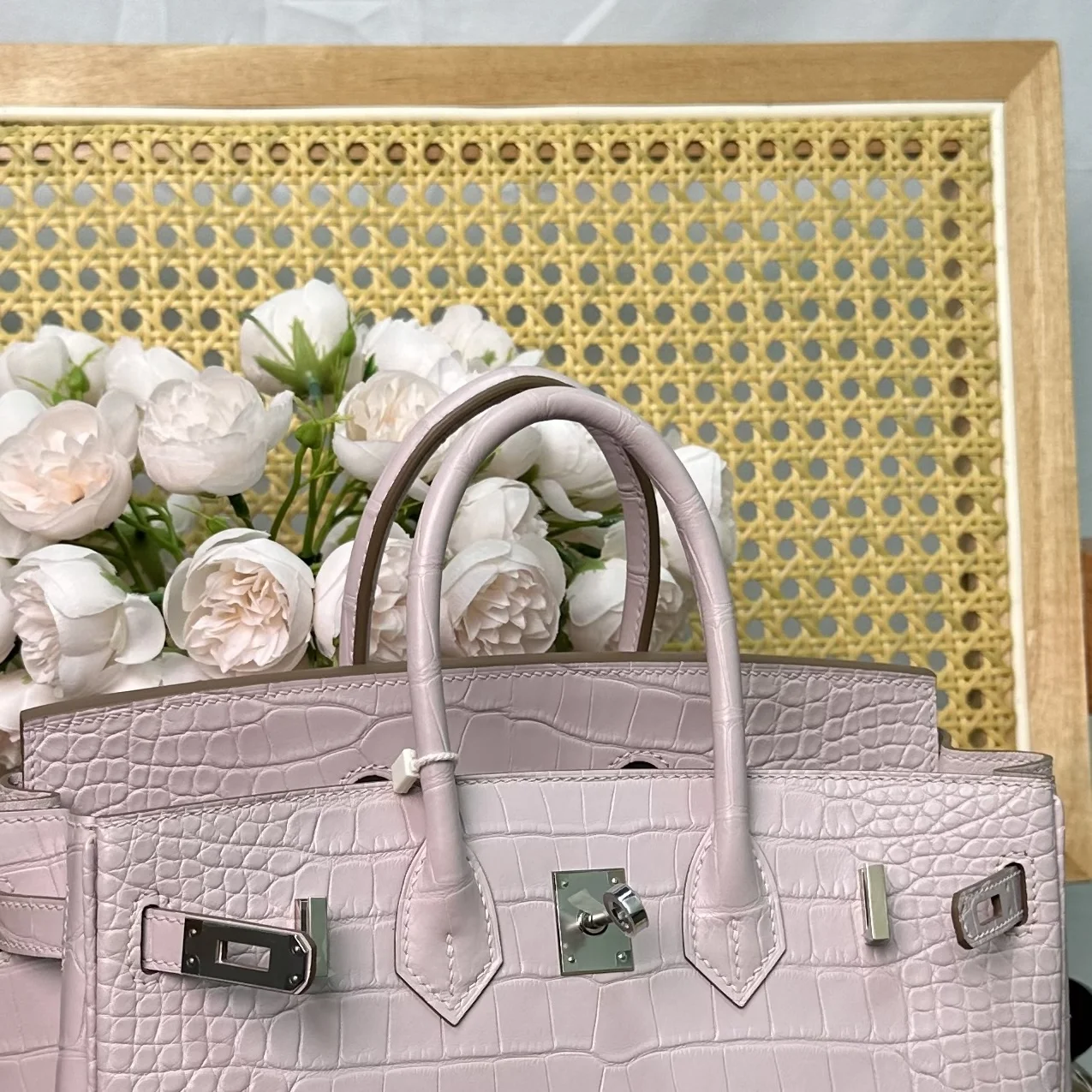 Hermès Birkin 25 cm Sakura Pink Crocodile Leather Gold Hardware Bag product view 5