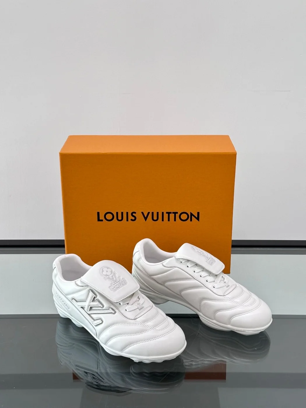 Louis Vuitton Men White Leather Sneakers product view 5