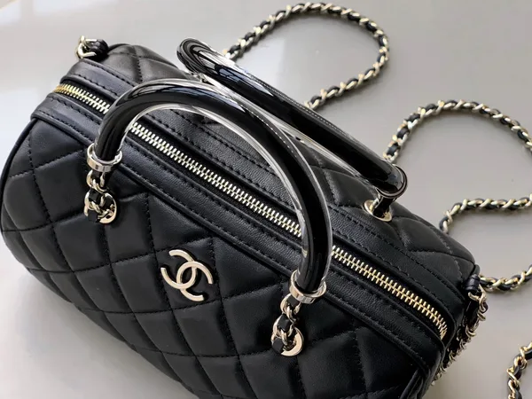 Chanel Matelasse Black Shoulder Bag Leather product view 3