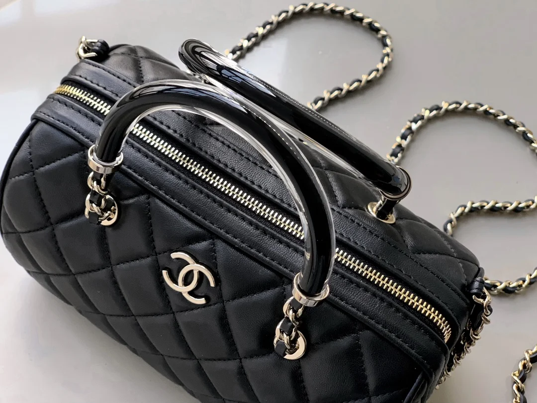 Chanel Matelasse Black Shoulder Bag Leather product view 3