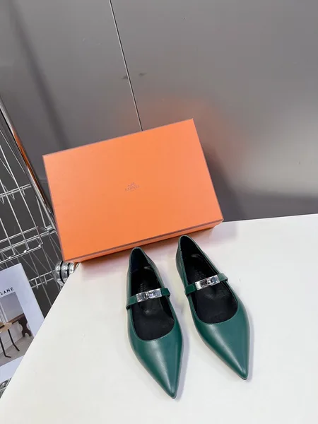 Hermès Women Green Leather Pointed Flats product view 1