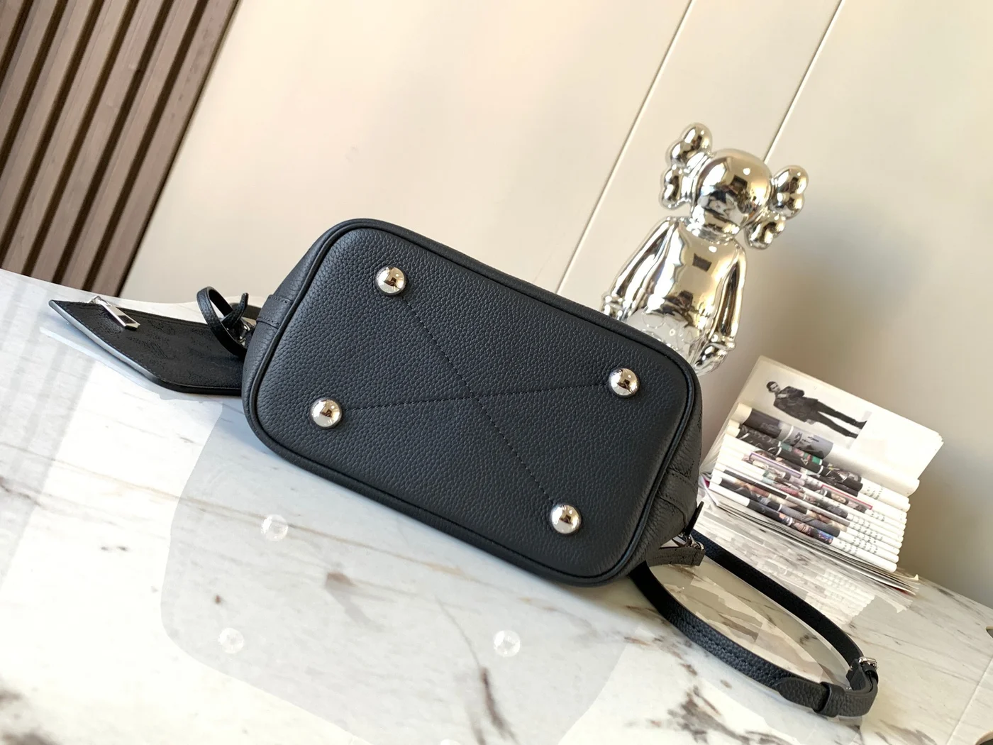 Louis Vuitton Blossom PM Mahina Black Handbags 20x20x12.5 cm product view 6