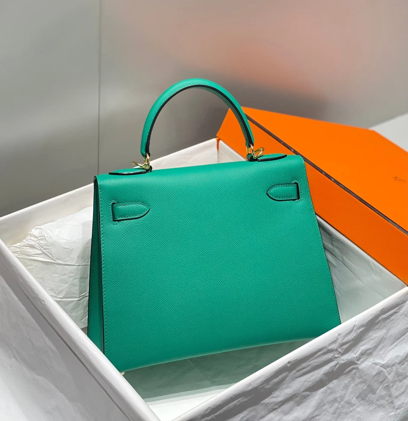 Hermès Kelly 28 cm In Vert Vertigo Epsom Calfskin Gold Hardware Bag product view 3