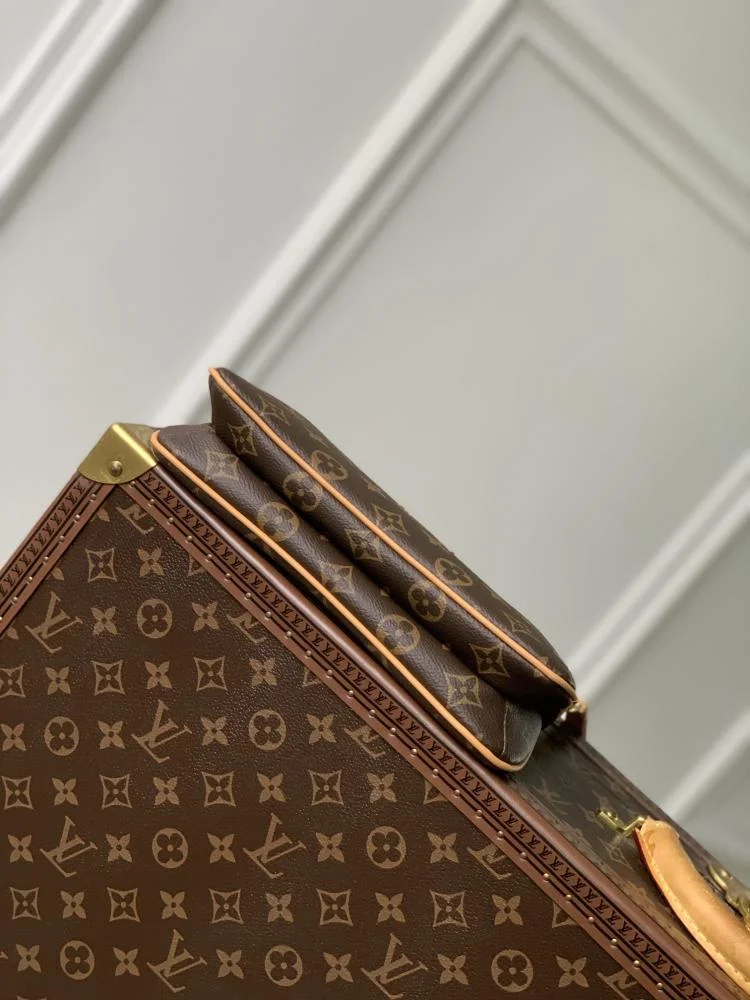 Louis Vuitton Pochette Liv Monogram Women Bag product view 3