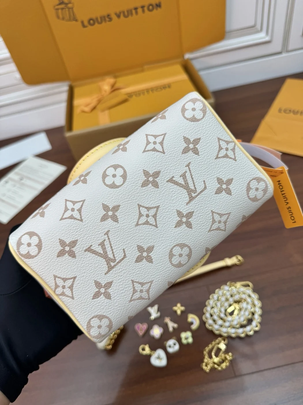 Louis Vuitton Speedy Bandoulière 20 handbag (M24474) product view 5