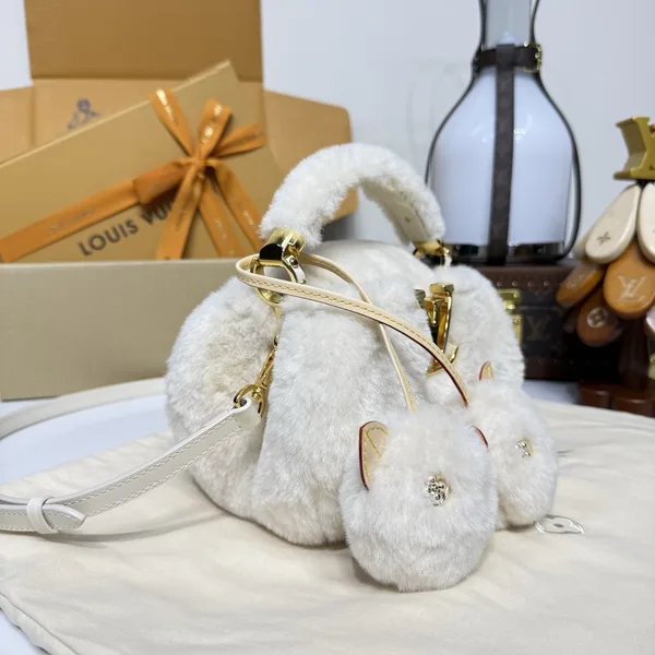 Louis Vuitton Capusnow Capucines handbag product view 2