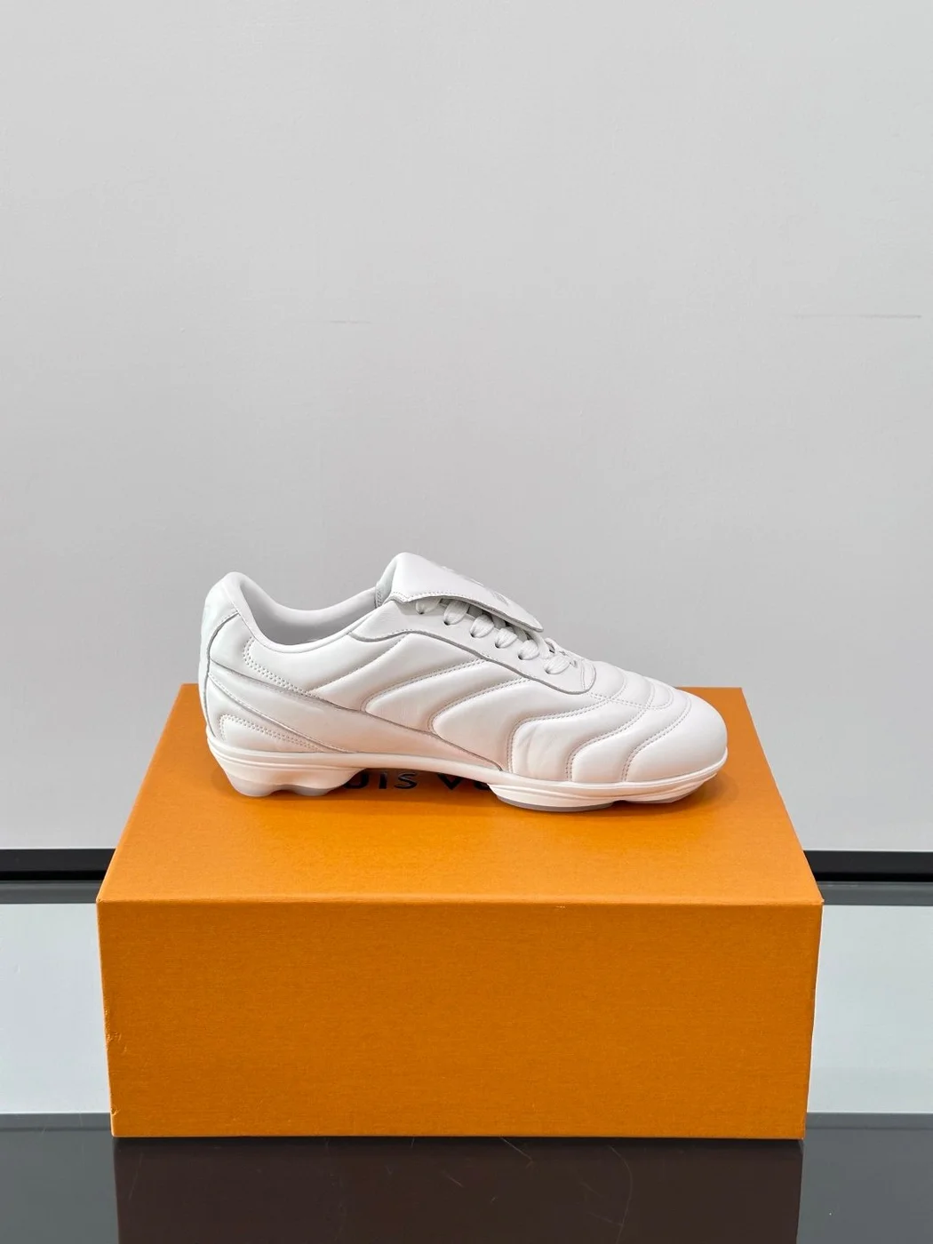 Louis Vuitton Men White Leather Sneakers product view 6