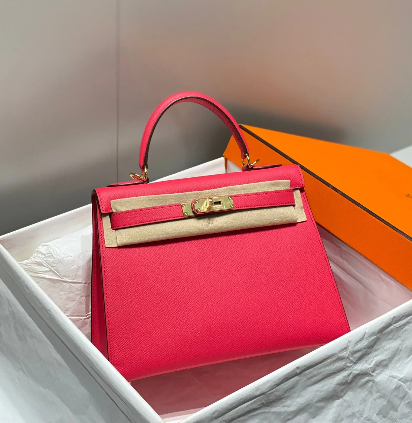 Hermès Kelly 28 cm In Rose Tyrien Swift Calfskin Gold Hardware Bag product view 2
