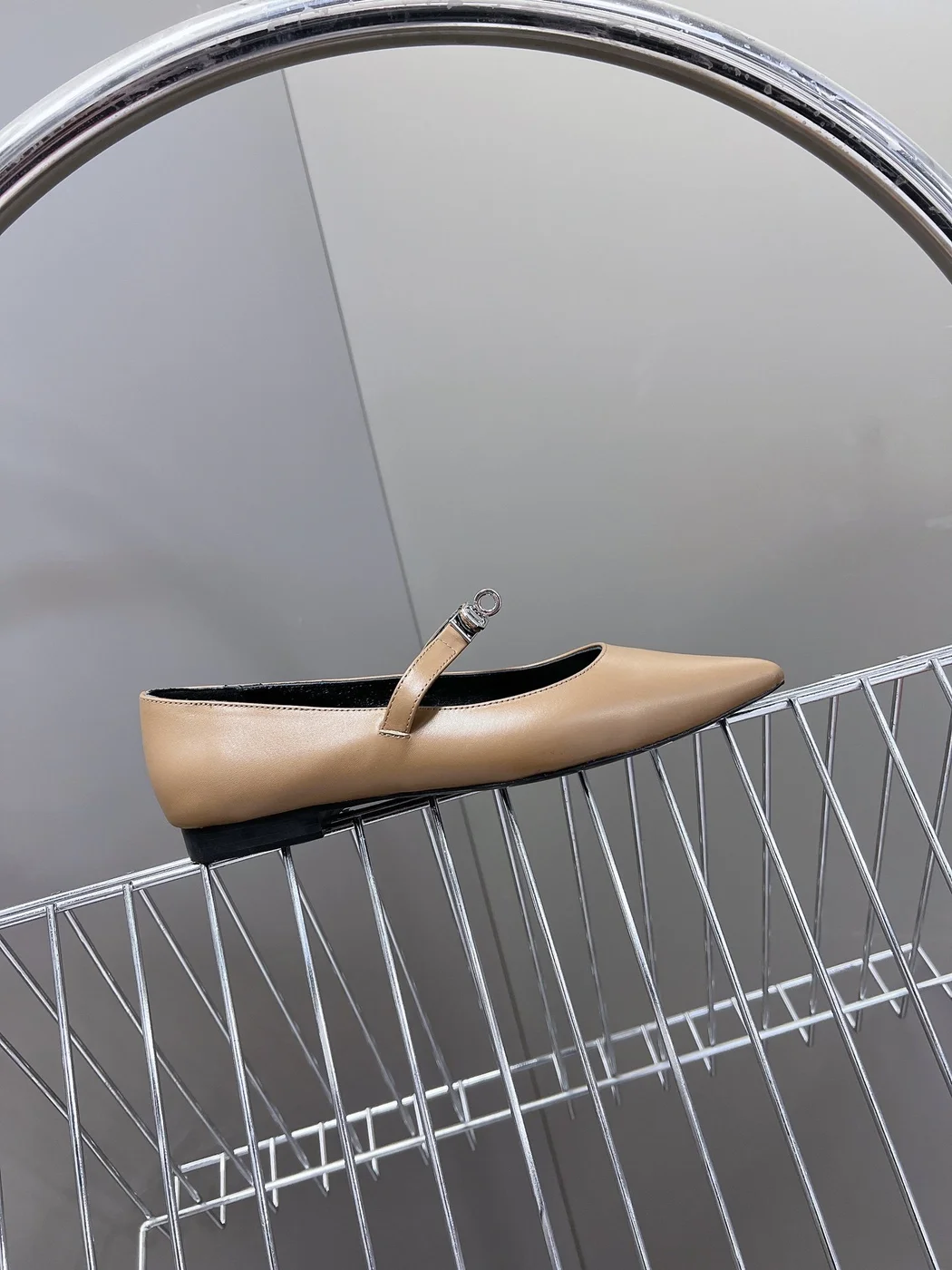 Hermès Women Beige Leather Pointed Strap Flats product view 6