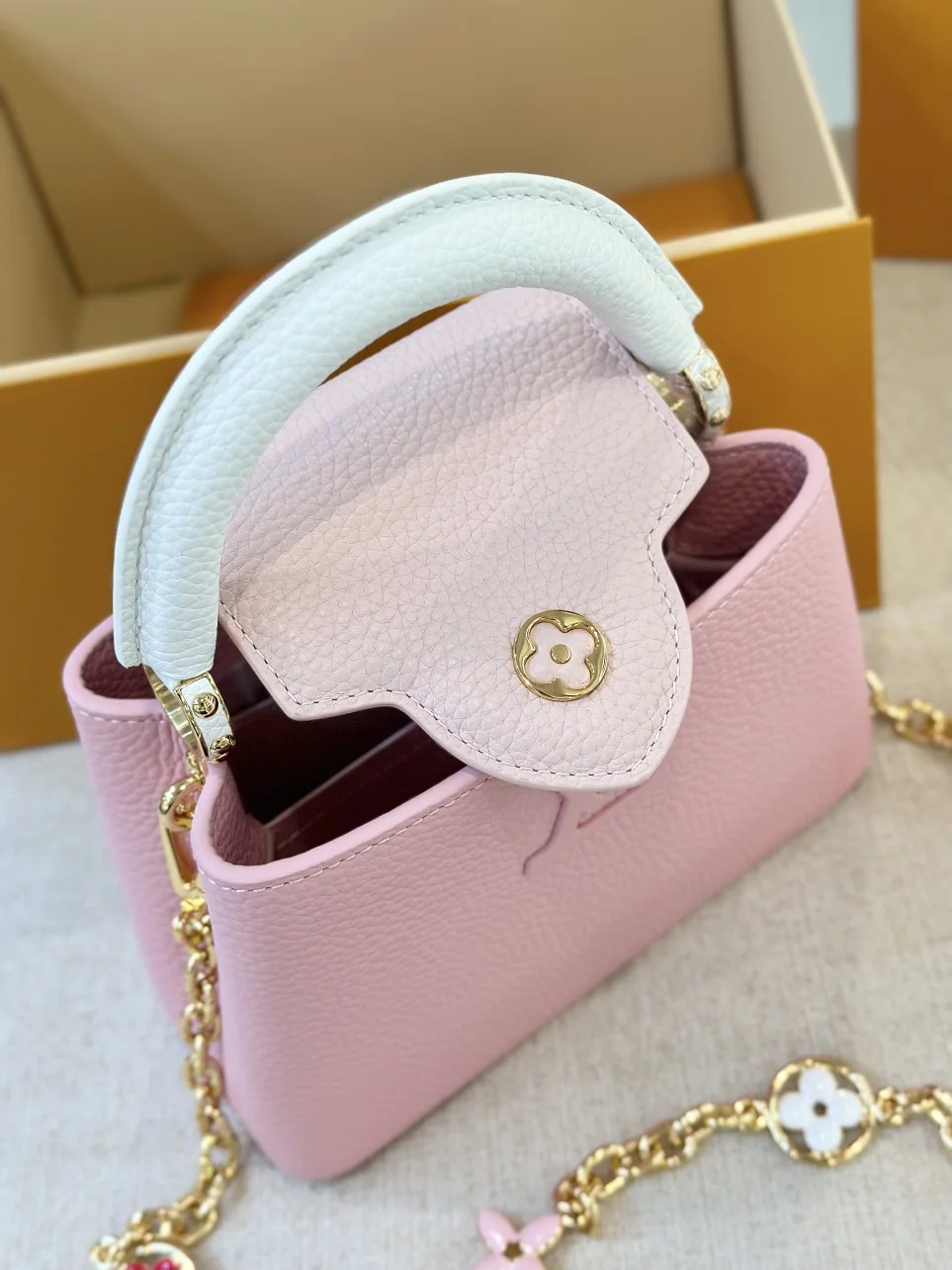 Louis Vuitton Capucines Handbags Pink Lock Gold 21 cm product view 3